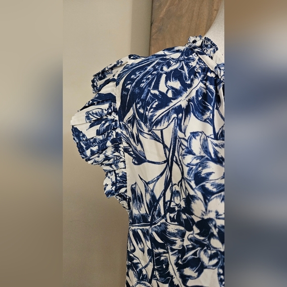 ABERCROMBIE Floral Flutter Sleeve V Neck Tie Front Blouse. Blue/white. S NWT - Picture 9 of 14